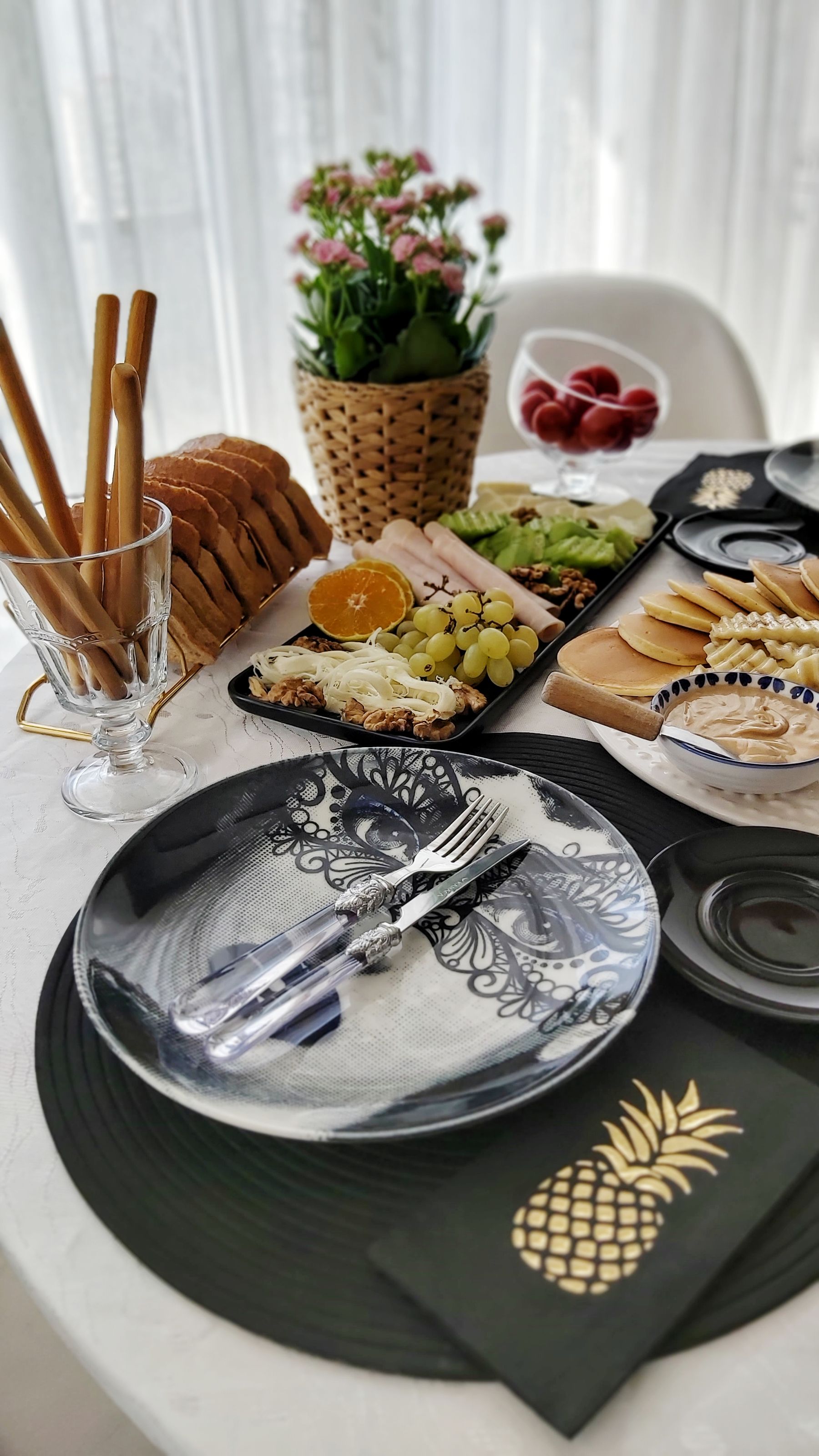 Mesa de desayuno con frutas y pan