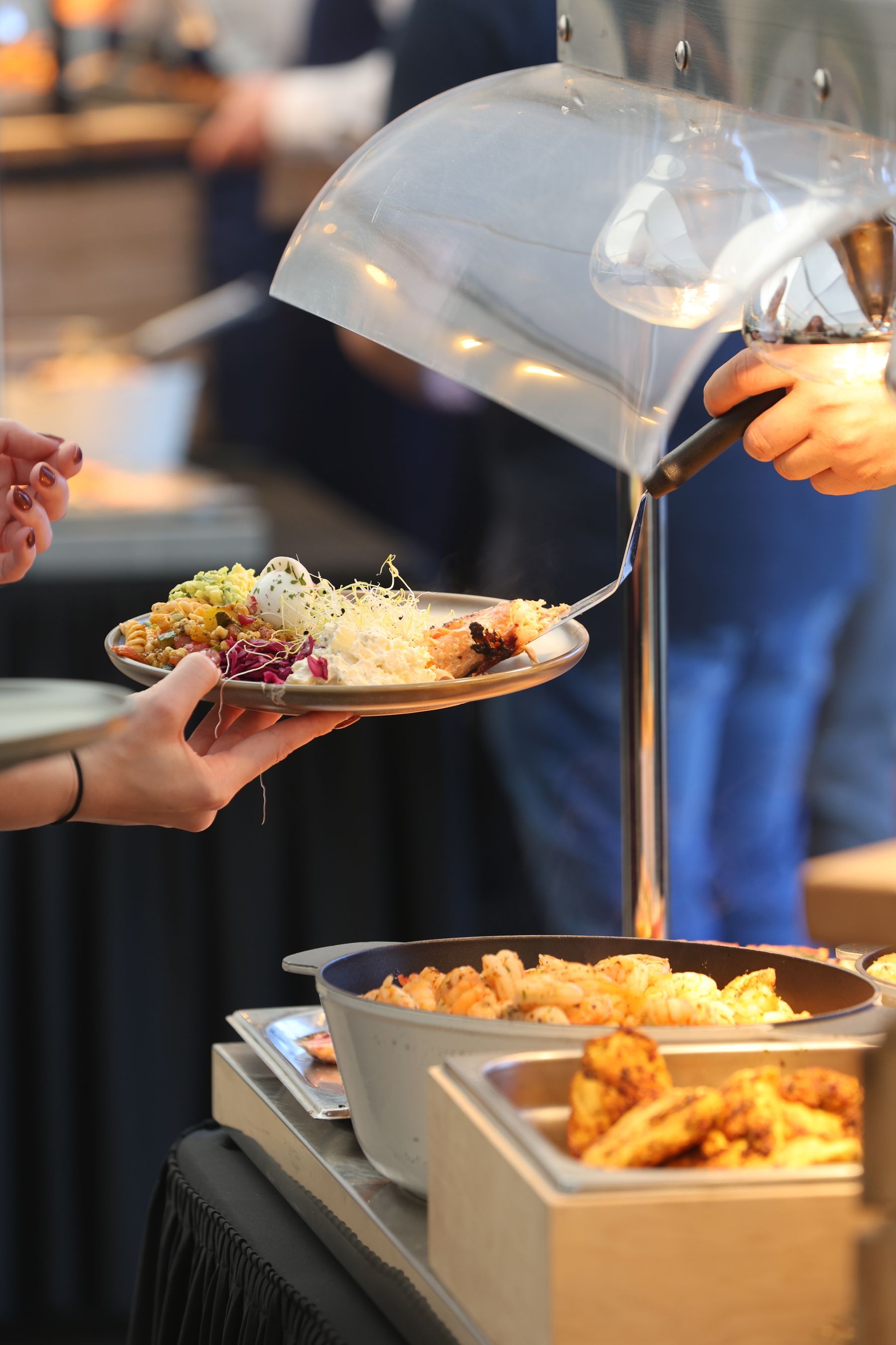 Personas compartiendo comida en un buffet para evento