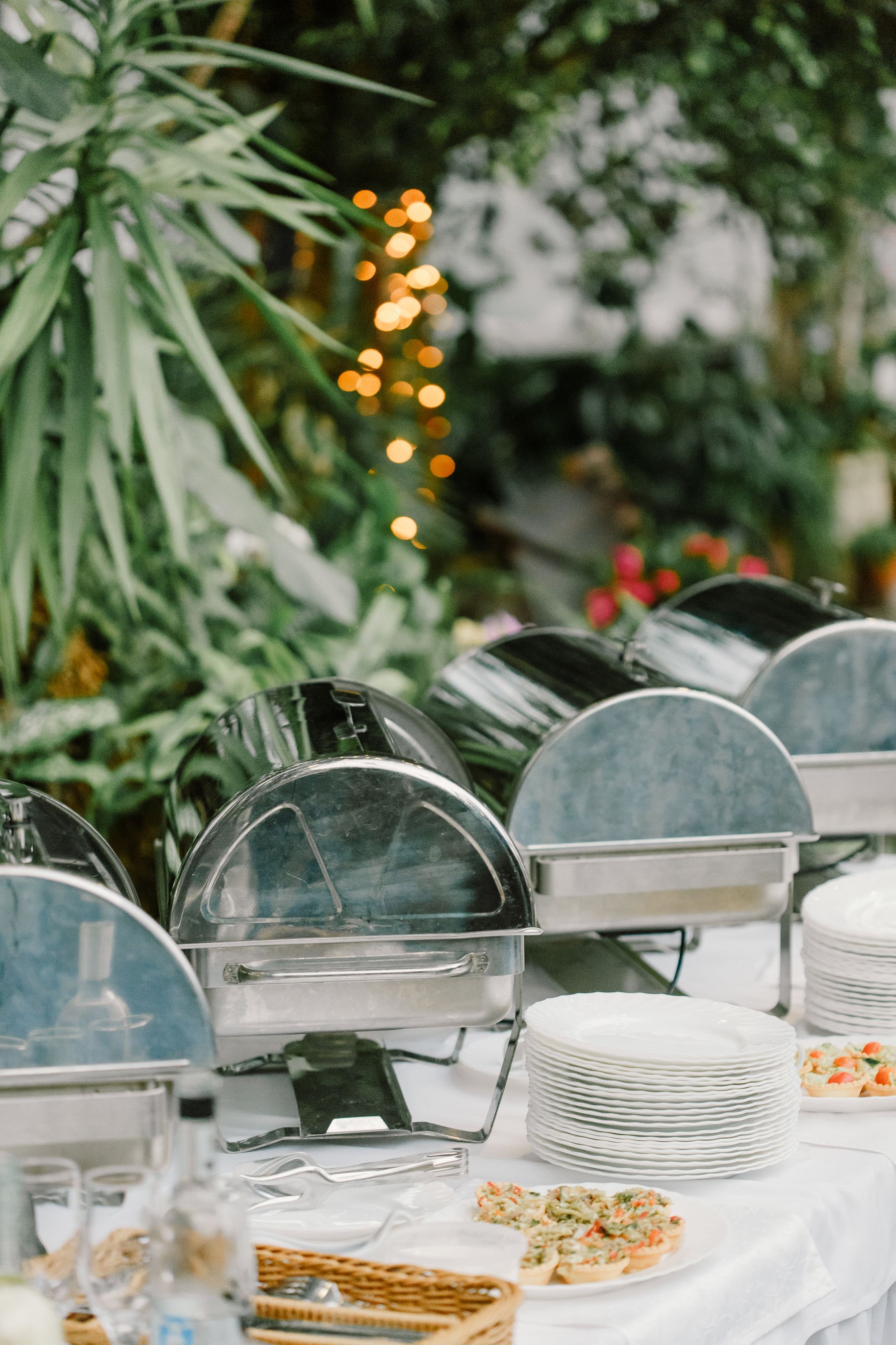 Mesa servida para almuerzo y evento